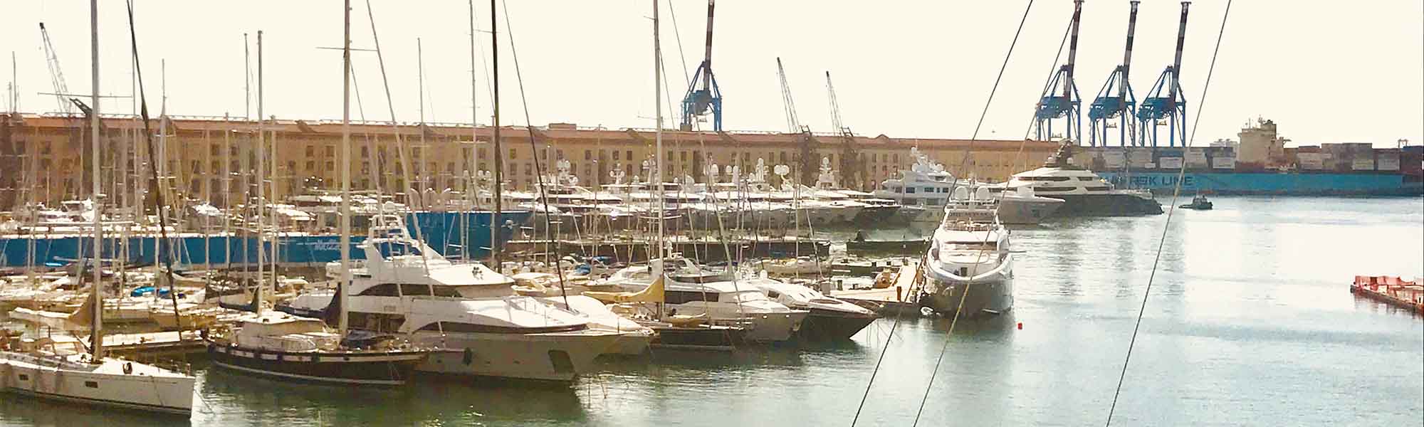 imbarcazioni al porto di Genova